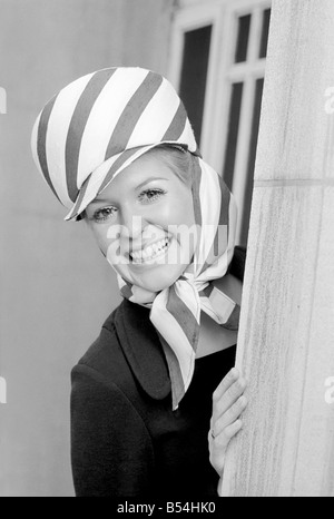 La Guilde de chapellerie ont montré leur collection de chapeaux à la Dorchester, Londres. Jane Whiteley portant un chapeau de soleil - nuances de la Légion étrangère dans des marine et blanc par Gina Davies. ;Novembre 1969 ;Z10821-007 Banque D'Images