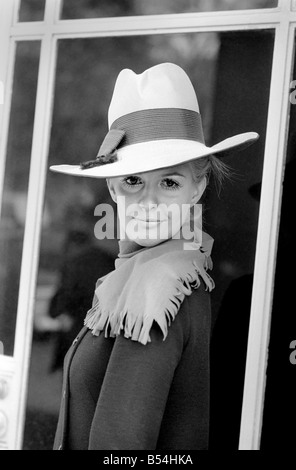 La Guilde de chapellerie ont montré leur collection de chapeaux à la Dorchester, Londres. Jane Whiteley dans un chapeau de Panda qu'il présente comme son Golden West, 'c'est cowgals et stitches'. Le Lone Ranger à la lumière de la soie sauvage marine et Paribuntal la jonquille. ;Novembre 1969 ;Z10821-009 Banque D'Images