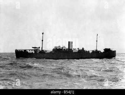 Navires de la marine marchande sont maintenant leurs propres avions de chasse. Ces sont pilotés par des bénévoles de la Fleet Air Arm et ont donné le bomber nazi un temps chaud raiders. Les images montrent les avions de combat sur le pont d'un cargo. ;Août 1942;P011678 Banque D'Images