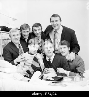 15 ans, Nigel Shadbolt de Chipping Campden. Gloucs, qui est à l'hôpital St. Mary, Paddington en attente d'une greffe de rein a été visité aujourd'hui par 6 de ses héros. ;Les membres de l'équipe de football Manchester City, qui avant de jouer et de battre West Ham à Upton Park est arrivée à l'hôpital avec kit de jeu et images de Nigel. ;Nigel entouré par ses héros L-R : Francis Lee, Tony Livre, Mike Summerbee, entraîneur Malcolm Allison, Oakes et Doyle. ;Décembre 1969 ;Z11713-001 ; Banque D'Images