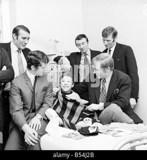 15 ans, Nigel Shadbolt de Chipping Campden. Gloucs, qui est à l'hôpital St. Mary, Paddington en attente d'une greffe de rein a été visité aujourd'hui par 6 de ses héros. ;Les membres de l'équipe de football Manchester City, qui avant de jouer et de battre West Ham à Upton Park est arrivée à l'hôpital avec kit de jeu et images de Nigel. ;Nigel avec L-R : Coach Malcolm Allison, Mike Doyle, Mike Summerbee, Tony livre, et Francis Lee holding City dans le New Jersey. ;Décembre 1969 ;Z11713-002 Banque D'Images