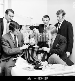 15 ans, Nigel Shadbolt de Chipping Campden. Gloucs, qui est à l'hôpital St. Mary, Paddington en attente d'une greffe de rein a été visité aujourd'hui par 6 de ses héros. ;Les membres de l'équipe de football Manchester City, qui avant de jouer et de battre West Ham à Upton Park est arrivée à l'hôpital avec kit de jeu et images de Nigel. ;Nigel avec L-R : Coach Malcolm Allison, Mike Doyle, Mike Summerbee, Tony livre, et Francis Lee holding City dans le New Jersey. ;Décembre 1969 ;Z11713-004 Banque D'Images