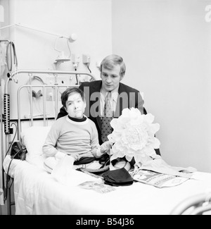 15 ans, Nigel Shadbolt de Chipping Campden. Gloucs, qui est à l'hôpital St. Mary, Paddington en attente d'une greffe de rein a été visité aujourd'hui par 6 de ses héros. ;Les membres de l'équipe de football Manchester City, qui avant de jouer et de battre West Ham à Upton Park est arrivée à l'hôpital avec kit de jeu et images de Nigel. ;Nigel avec son héros - Francis Lee tirer un visage pour montrer ce qu'il pense de West Ham. ;Décembre 1969 ;Z11713-010 Banque D'Images