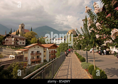 Vue urbaine avec château et église de Schenna près de Merano Italie Tyrol du Sud Banque D'Images