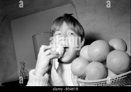 Matthieu Ives, temporisé par sa soeur Sally, manger son chemin à un record du monde en consommant 12 oranges pesant 33/4 lb en 4 minutes 52 secondes. ;Novembre 1969 ;Z10805-006 Banque D'Images