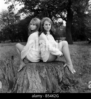 Jackie et Debbie Hearnden de Leyton, les deux chanteurs et danseurs, sont tellement semblables que lorsqu'elles disposent d'une audition qu'ils sont Banque D'Images