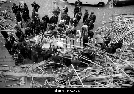 Police et pompier sur les lieux de l'essaim où un cadre 100ft de l'échafaudage s'est effondré sur une Daimler limousine, tuant Sir David Rose, Gouverneur général de la Guyane. ;Novembre 1969 ;Z10837-002 Banque D'Images