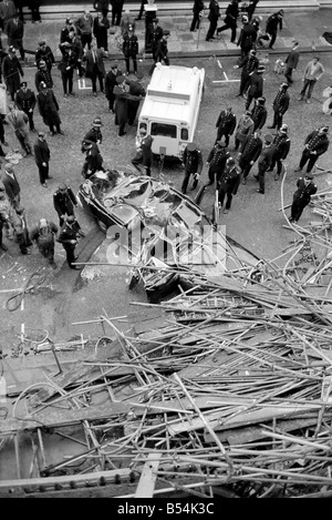 Police et pompier sur les lieux de l'essaim où un cadre 100ft de l'échafaudage s'est effondré sur une Daimler limousine, tuant Sir David Rose, Gouverneur général de la Guyane. ;Novembre 1969 ;Z10837-006 Banque D'Images