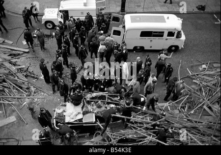 Police et pompier sur les lieux de l'essaim où un cadre 100ft de l'échafaudage s'est effondré sur une Daimler limousine, tuant Sir David Rose, Gouverneur général de la Guyane. ;Novembre 1969 ;Z10837-007 Banque D'Images