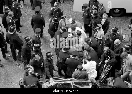 Police et pompier sur les lieux de l'essaim où un cadre 100ft de l'échafaudage s'est effondré sur une Daimler limousine, tuant Sir David Rose, Gouverneur général de la Guyane. ;Novembre 1969 ;Z10837-011 Banque D'Images