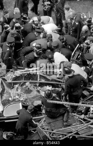 Police et pompier sur les lieux de l'essaim où un cadre 100ft de l'échafaudage s'est effondré sur une Daimler limousine, tuant Sir David Rose, Gouverneur général de la Guyane. ;Novembre 1969 ;Z10837-013 Banque D'Images