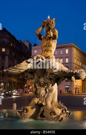 Fontaine du Triton, sur la place Piazza Barberini Rome Italie Banque D'Images