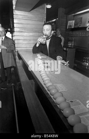 Travailler sur un oeuf est la sous-évaluation de la journée à 46 ans Taffy Gordon de Middleton, Lancashire. Parce que Taffy regulalrly downs 24, et hier, dans une tentative pour battre le record pour le Guiness Book des records il avala 48 en l'espace de 47 secondes. Sa tentative de tire d'enregistrement de quatre verres de bière contenant chacune douze oeufs cassés. ;Novembre 1969 ;Z10899-004 Banque D'Images