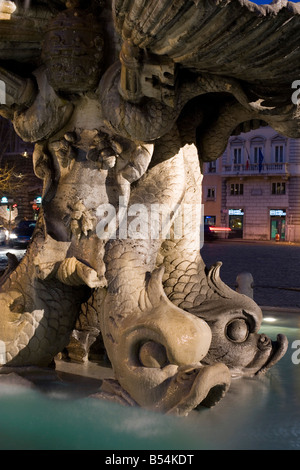 Fontaine du Triton, sur la place Piazza Barberini Rome Italie Banque D'Images