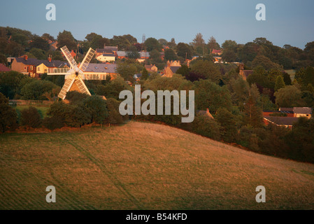 Coucher du soleil à Heage windmill dans le Derbyshire en Angleterre Banque D'Images