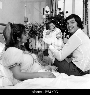 L'acteur et chanteur Jess Conrad épouse Renee qui comme Renee Bergman était plat de Mlle Cammy a donné naissance à leur deuxième fille Natalie a Banque D'Images