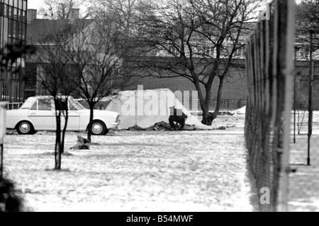 Meurtre à Welwyn Garden City. Couvercles de tente pour administration à Heronsweed l'école. ;Décembre 1969 ;Z11717-005 Banque D'Images