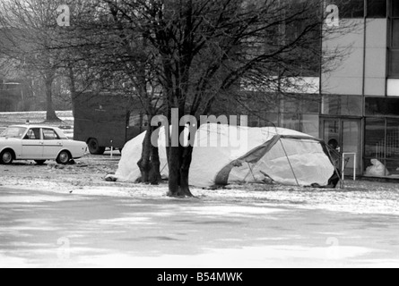 Meurtre à Welwyn Garden City. Couvercles de tente pour administration à Heronsweed l'école. ;Décembre 1969 ;Z11717-006 Banque D'Images