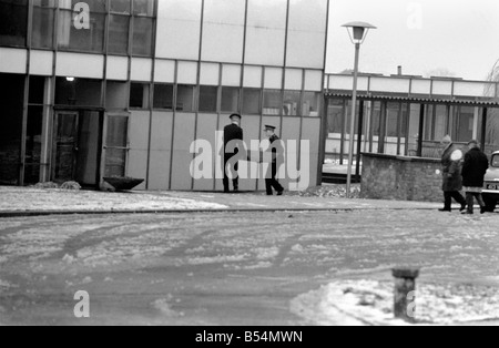 Meurtre à Welwyn Garden City. Équipement de police en Heronsweed;École Décembre 1969 ;Z11717 Banque D'Images