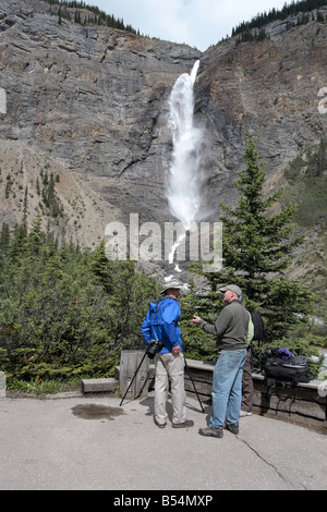 Photographe à Chutes Takakkaw À Yoho National Park, Canada. Banque D'Images