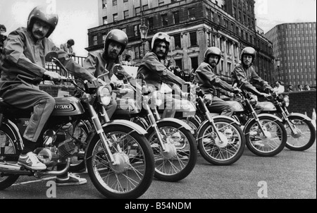 Membres de prendre part à Lindisfarne campagne visant à encourager les jeunes à rechercher les instructions avant de prendre la route sur les motocyclettes Le groupe est vu ici dans le Moot Hall Newcastle parking gauche à droite Alan Hull Rod Clements Ray Jackson Si Cowe et Ray Laidlaw 060678 Banque D'Images