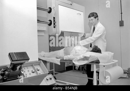 L'équipement médical de la grossesse. Le Dr Stewart Campbell en utilisant le scanner ultra-sons sur une future mère à Queen Charlotte's Hospital à Londres. Novembre 1969 Z11099-002 Banque D'Images