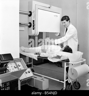 L'équipement médical de la grossesse. Le Dr Stewart Campbell en utilisant le scanner ultra-sons sur une future mère à Queen Charlotte's Hospital à Londres. Novembre 1969 Z11099 Banque D'Images