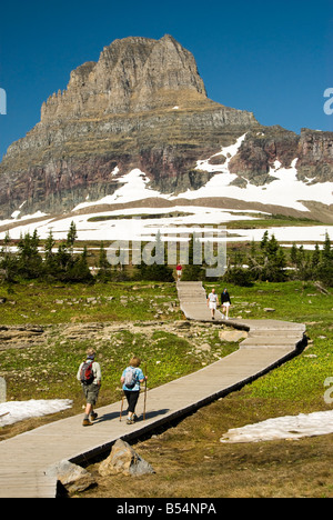 Les visiteurs sur le sentier du lac caché dans le parc national des Glaciers Banque D'Images