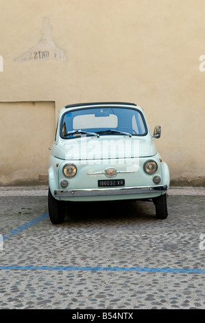 Une Fiat 500, une voiture emblématique, garée dans les rues de la cité ...