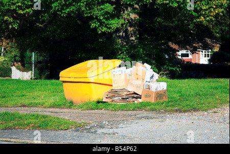 Une pile de papier et carton sur le bord de la route en attente de collecte pour le recyclage. Banque D'Images