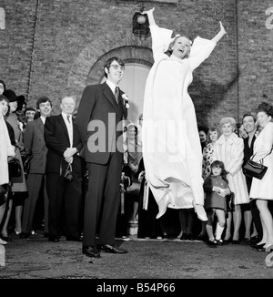 Les gens l'humour : Linda Guest 21 ans de Hanworth, Middx., s'est marié aujourd'hui à M. Terry Parsons un gestionnaire qui a été un temps libre le batteur. Mariage a lieu à St Dunstan's Parish Church. Feltham, Middx., Linda dirige sa propre troupe de danseurs 'guest' Linda les danseurs qui sortent chaque semaine sur BBC TV. Après le mariage Linda surpris son mari en faisant une danse de routine à l'extérieur de l'église. Novembre 1969 Z11301 Banque D'Images