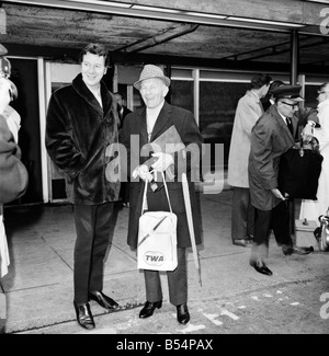 Comédie de divertissement : comédien américain George Burns est arrivé aujourd'hui à l'aéroport de Heathrow à star dans Thames Television spéciale d'une heure 'Max', avec Max Bygraves, qui était à l'aéroport de le rencontrer. L'arrivée à l'aéroport également avec George Burns a glamorous Lisa Miller qui va le rejoindre dans une routine de comédie sur le spectacle. Entrer dans une routine, (de gauche à droite) George Burns et Max Bygraves photographié à Heathrow aujourd'hui. Novembre 1969 Z11396-004 Banque D'Images