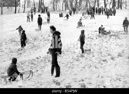 Des scènes de neige Météo à Hampstead Heath. Hiver : Tout le monde aime la première neige de Londres sur les pentes de Hampstead Heathh aujourd'hui. Novembre 1969 Z11472-008 Banque D'Images