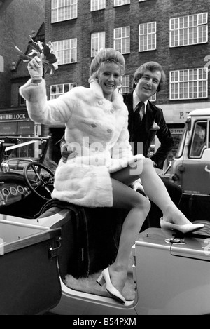 Actess et top model Vicki Hodge mariés aujourd'hui Ian Heath ,qui est dans la publicité, au bureau du registre de Chelsea. La mariée portait une robe blanche et manteau, et le couple est parti après la cérémonie d'un petit déjeuner réception dans un livre blanc 1923 Rolls Royce. Le couple, Vicki et Ian représentée dans les 1923 Rolls Royce blanche après la cérémonie. Décembre 1969 Z11599-002 Banque D'Images