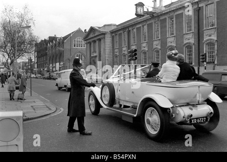 Actess et top model Vicki Hodge mariés aujourd'hui Ian Heath ,qui est dans la publicité, au bureau du registre de Chelsea. La mariée portait une robe blanche et manteau, et le couple est parti après la cérémonie d'un petit déjeuner réception dans un livre blanc 1923 Rolls Royce. Le couple, Vicki et Ian représentée dans les 1923 Rolls Royce blanche après la cérémonie. Décembre 1969 Z11599-003 Banque D'Images