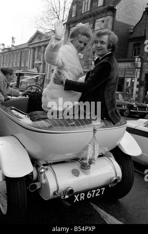Actess et top model Vicki Hodge mariés aujourd'hui Ian Heath ,qui est dans la publicité, au bureau du registre de Chelsea. La mariée portait une robe blanche et manteau, et le couple est parti après la cérémonie d'un petit déjeuner réception dans un livre blanc 1923 Rolls Royce. Le couple, Vicki et Ian représentée dans les 1923 Rolls Royce blanche après la cérémonie. Décembre 1969 Z11599-004 Banque D'Images