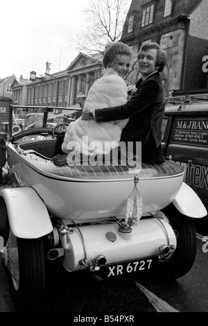 Actess et top model Vicki Hodge mariés aujourd'hui Ian Heath ,qui est dans la publicité, au bureau du registre de Chelsea. La mariée portait une robe blanche et manteau, et le couple est parti après la cérémonie d'un petit déjeuner réception dans un livre blanc 1923 Rolls Royce. Le couple, Vicki et Ian représentée dans les 1923 Rolls Royce blanche après la cérémonie. Décembre 1969 Z11599-005 Banque D'Images