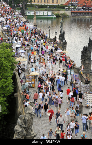 Foule d'été sur le Pont Charles, Prague, République Tchèque Banque D'Images