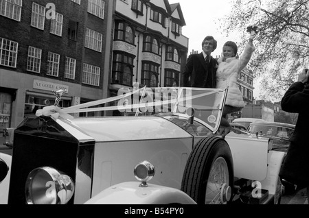 Actess et top model Vicki Hodge mariés aujourd'hui Ian Heath ,qui est dans la publicité, au bureau du registre de Chelsea. La mariée portait une robe blanche et manteau, et le couple est parti après la cérémonie d'un petit déjeuner réception dans un livre blanc 1923 Rolls Royce. Le couple, Vicki et Ian représentée dans les 1923 Rolls Royce blanche après la cérémonie. Décembre 1969 Z11599-006 Banque D'Images