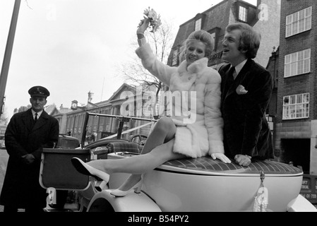 Actess et top model Vicki Hodge mariés aujourd'hui Ian Heath ,qui est dans la publicité, au bureau du registre de Chelsea. La mariée portait une robe blanche et manteau, et le couple est parti après la cérémonie d'un petit déjeuner réception dans un livre blanc 1923 Rolls Royce. Le couple Vicki et Ian en photo après la cérémonie. Décembre 1969 Z11599-007 Banque D'Images