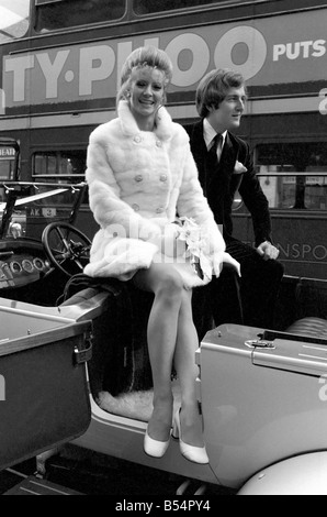 Actess et top model Vicki Hodge mariés aujourd'hui Ian Heath ,qui est dans la publicité, au bureau du registre de Chelsea. La mariée portait une robe blanche et manteau, et le couple est parti après la cérémonie d'un petit déjeuner réception dans un livre blanc 1923 Rolls Royce. Le couple Vicki et Ian en photo après la cérémonie. Décembre 1969 Z11599-008 Banque D'Images