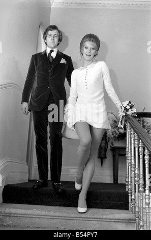 Actess et top model Vicki Hodge mariés aujourd'hui Ian Heath ,qui est dans la publicité, au bureau du registre de Chelsea. La mariée portait une robe blanche et manteau, et le couple est parti après la cérémonie d'un petit déjeuner réception dans un livre blanc 1923 Rolls Royce. Le couple Vicki et Ian en photo après la cérémonie. Décembre 1969 Z11599 Banque D'Images