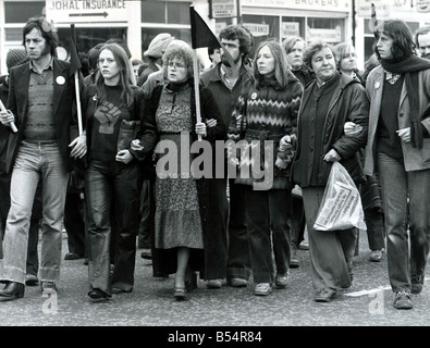 Marche silencieuse à l'égard de Blair Peach qui est morte à Southall 27 04 1979 l'avant du mars mars ce qui concerne la mort deuil fronçant triste vêtements mode vêtements 1970 Banque D'Images