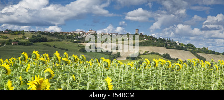 Image panoramique de la bastide de Monclar dans la vallée du Lot, France Banque D'Images