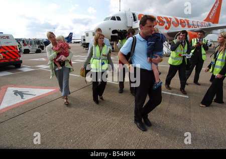 Gerry et Kate McCann de retour à l'aéroport de East Midlands à deux ans des jumeaux Sean et Amélie après avoir passé quatre mois au Portugal à missing fille Madeleine McCann 09 09 2007 Banque D'Images