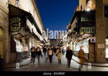 L'entrée du Ponte Vecchio à Florence Via Por Santa Maria avec vitesse d'obturation lente pour montrer le motion blur. Banque D'Images