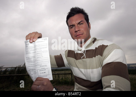 John Burns 26 ans du Mansfield qui fut renvoyé de l'armée qu'il était à la formation du régiment de parachutistes dans Cattrick Yorkshire du Nord parle de la façon dont les conditions sont mauvaises pic montrant sa lettre de décharge Banque D'Images