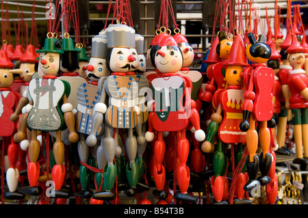 Marionnettes en bois à l'extérieur de l'atelier de Malcesine, sur le lac de Garde, Italie Banque D'Images