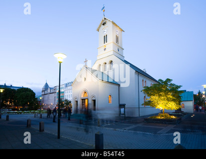 La Cathédrale Nationale d'Islande Dómkirkjan se trouve au coin sud-est de l'Austurvöllur Reykjavík Islande Banque D'Images