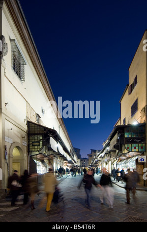 L'entrée du Ponte Vecchio à Florence Via Por Santa Maria avec vitesse d'obturation lente pour montrer le motion blur. Banque D'Images